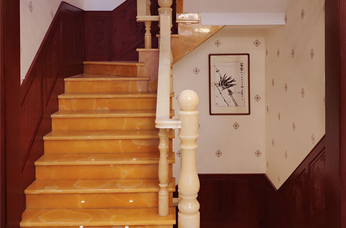 响水镇中式别墅室内汉白玉石楼梯的定制安装装饰效果